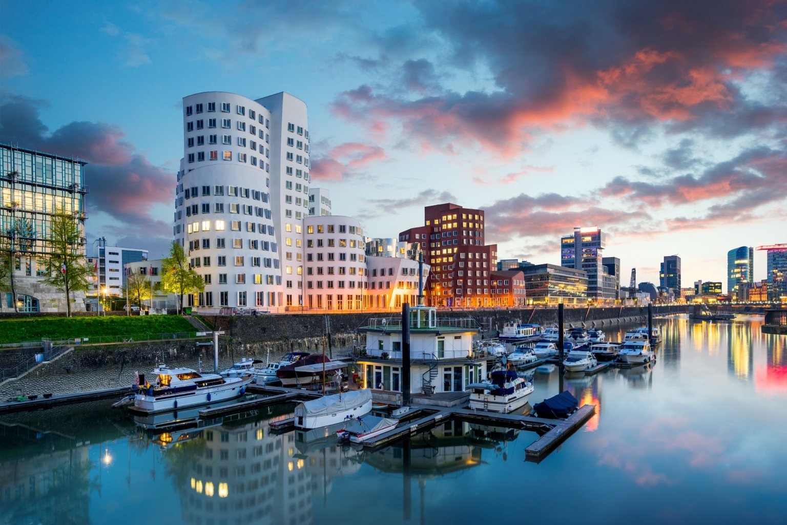 Abendliche Stadtansicht des Düsseldorfer Medienhafens mit moderner Architektur am Wasser